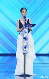 방민아, 파격적인 드레스