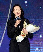 김정은, 하나은행을 대표로 받아 영광!