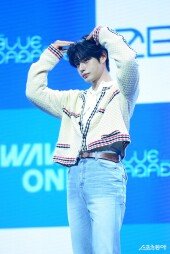 제로베이스원 김지웅 ‘맏형 고양이’