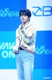 제로베이스원 김지웅 ‘궁금’