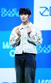 제로베이스원 김태래 ‘제로즈를 향한 손하트’