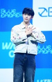 제로베이스원 김태래 ‘시그니처 포즈’