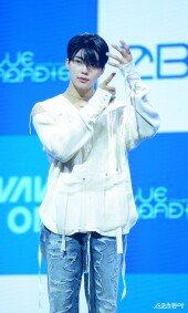 제로베이스원 박건우 ‘시그니처 포즈’