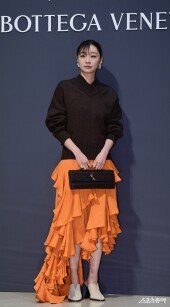 김다미, 화려한 스커트