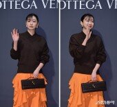 김다미, 눈웃음 하나로 변하는 손인사