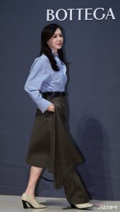 손예진, 단아한 등장