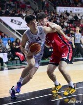 하윤기 ‘비켜’