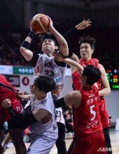 박준영 ‘리바운드 잡고 슛’