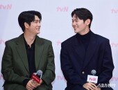 강태오-이학주 ‘잘생긴 애 옆에 잘생긴 애’