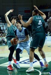 김준일 ‘수비수 사이로’