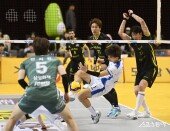 김우진 ‘급하면 발로’