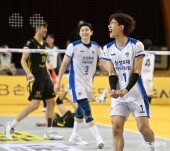 환호하는 김우진