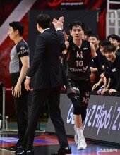 문성곤, 3점슛 성공에 송영진 감독과