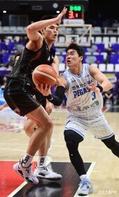 정성우, 하윤기 밑으로 파고들어