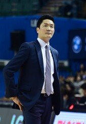 전광판만 응시하는 전희철 감독