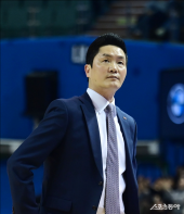 전광판만 응시하는 전희철 감독