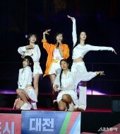 오마이걸 ‘화려한 축하공연!’