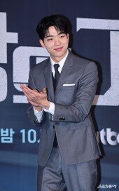 차강윤, 첫 포토타임에 독특한 포즈