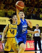 이명관, 이번 슛은 막기 힘들어~