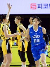 김단비, 득점 후 주먹 불끈!