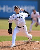 오원석 ‘KT 유니폼 입고’