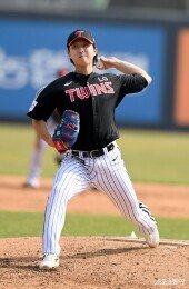 최채흥 ‘쌍둥이 유니폼 입고’