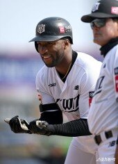 로하스 ‘추격의 1타점 싱글벙글’