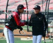 이강철 감독-모창민 코치 ‘주먹 인사’