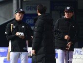 허경민-이강철 감독, 웃음 피어나는 수다 타임