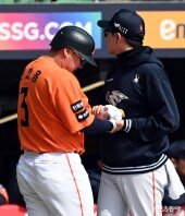 안치홍, 사구 맞고 부상 교체