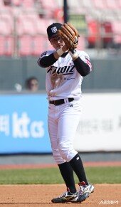 호수비에도 동료에게 박수치는 허경민