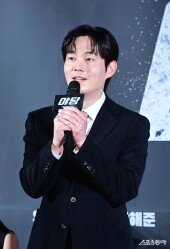 류경수, 수줍은 인사