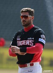 위즈덤, 1-3루 찬스에 삼진