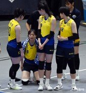 김다인, 부상으로 웜업존에서 치료