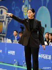 작전 지시하는 박정은 감독