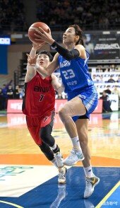 김단비 ‘코트를 날아서’