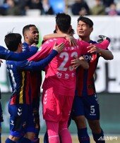 페널티킥 선방한 안준수 향한 포효