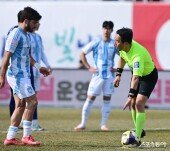 페널티킥 위치 조정하는 심판