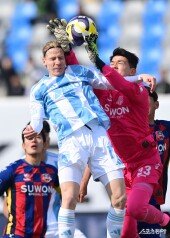 루빅손-안준수, 볼만 바라보다가