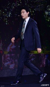 류준열, 복고풍 패션으로