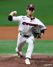 이강준, 강속구 사이드암 투수~