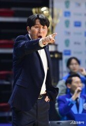 위성우 감독, 트로피 이리와!