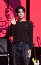 드래곤포니 편성현, 긴장한 손인사