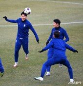 손흥민 ‘헤딩’