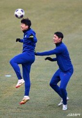 손흥민 ‘헤딩으로 가로채기’