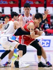 안영준, 볼을 사수하라~