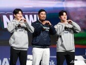 박민우-이호준 감독-김형준 ‘하트 세리머니’