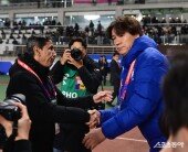 오만 감독과 인사하는 홍명보 감독