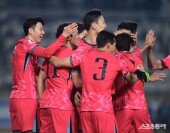 손흥민, 황희찬 기가 막힌 골이야