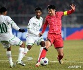 손흥민, 어디 돌파해볼까~